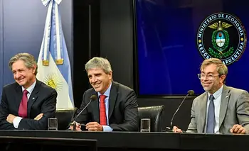 Caputo admite que no tiene dólares y acudirá al BCRA para pagar deuda | La hoja de ruta de toto