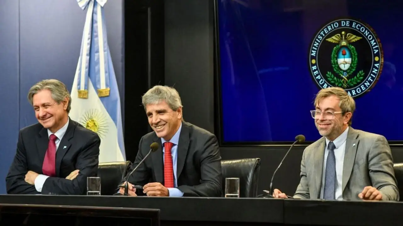 Caputo admite que no tiene dólares y acudirá al BCRA para pagar deuda