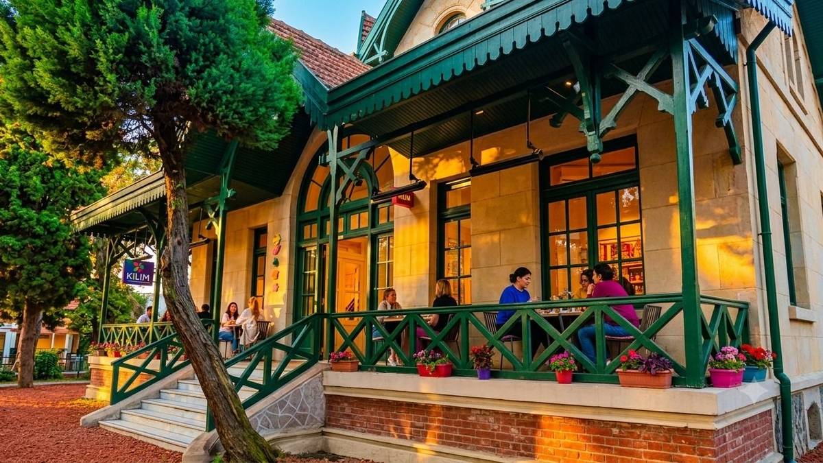 Dentro de un bosque que parece sacado de un cuento: el café escondido en Buenos Aires para tomar un café en plena naturaleza