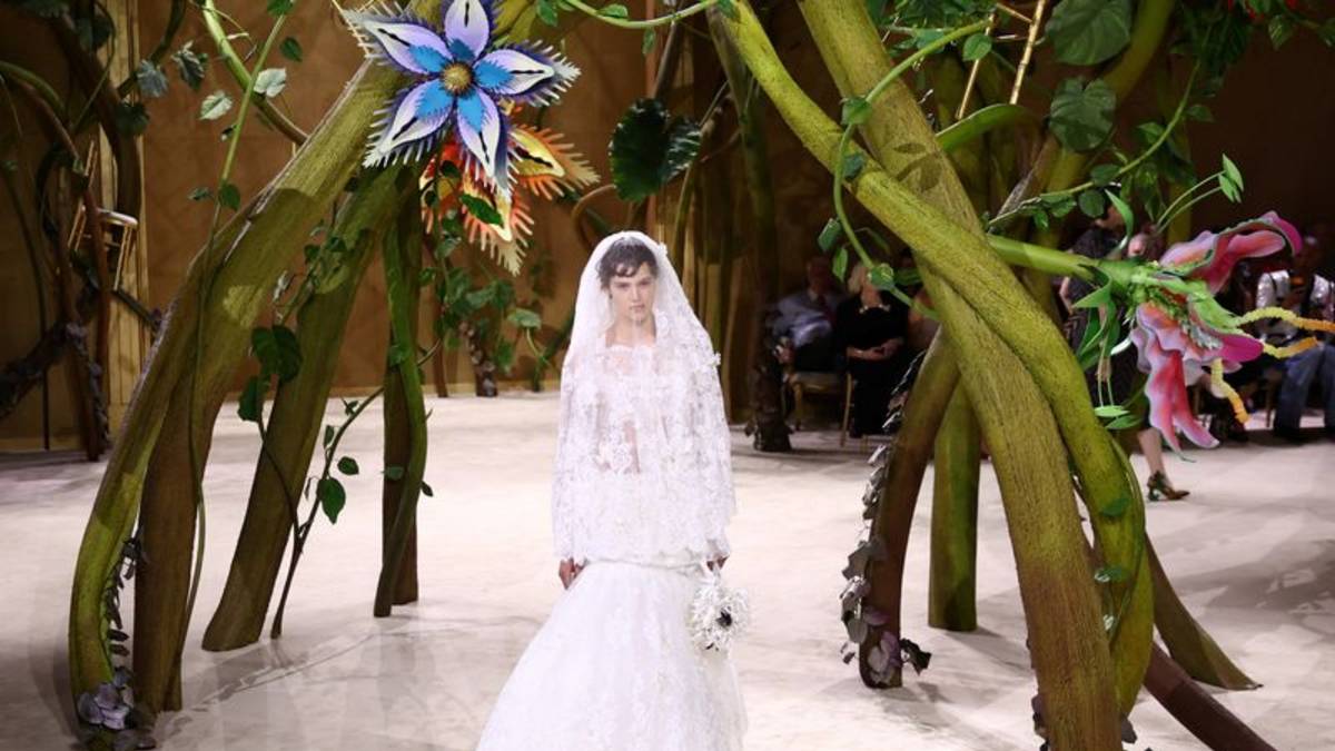 Chanel presenta cuellos de plumas y faldas de tweed con aberturas en desfile inspirado en cuentos de hadas