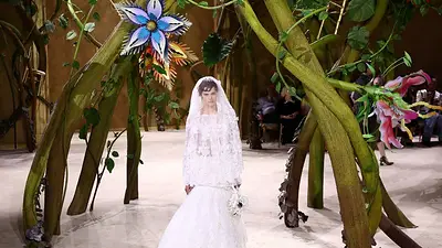 Chanel presenta cuellos de plumas y faldas de tweed con aberturas en desfile inspirado en cuentos de hadas Chanel presenta cuellos de plumas y faldas de tweed con aberturas en desfile inspirado en cuentos de hadas