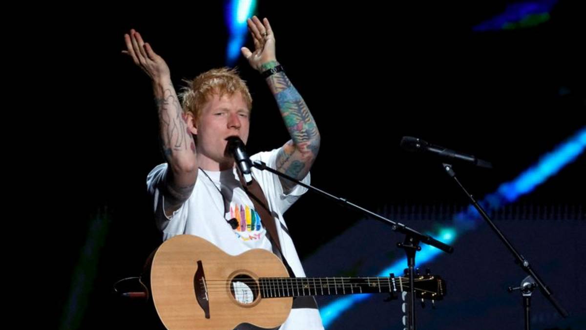 Ed Sheeran mantiene la tradición inglesa con su visita a la concentración de la selección en el Mundial
