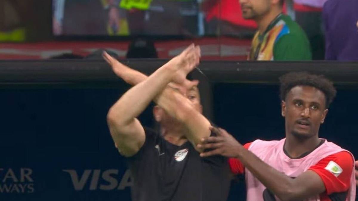 Qué significa el gesto de brazos cruzados que hizo el técnico de Egipto a minutos de terminar el partido contra Argentina