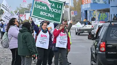 Por la falta de respuestas de Weretilneck, docentes anunciaron que no volverán a las aulas tras el receso invernal Por la falta de respuestas de Weretilneck, docentes anunciaron que no volverán a las aulas tras el receso invernal