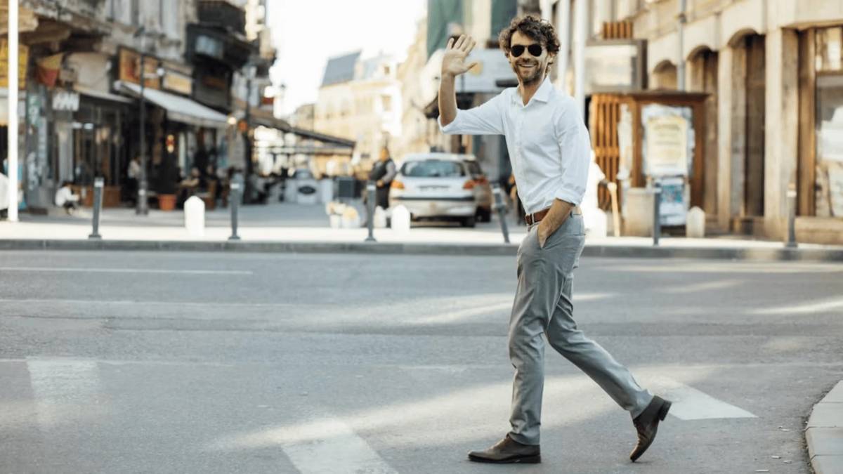 La psicología revela qué significa saludar a los autos al cruzar la calle