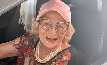 Tiene 100 años y es furor en las redes por ser una abuela camionera | Historias de vida