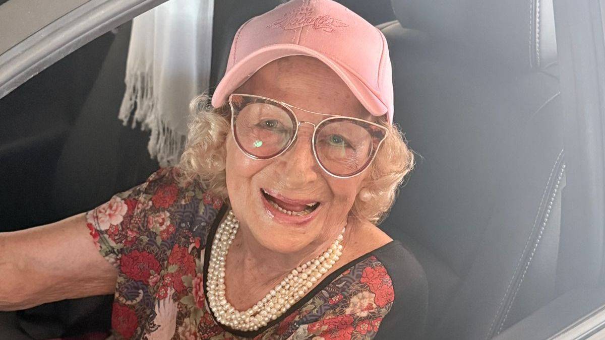 Tiene 100 años y es furor en las redes por ser una abuela camionera: "Nadie creía en mí"