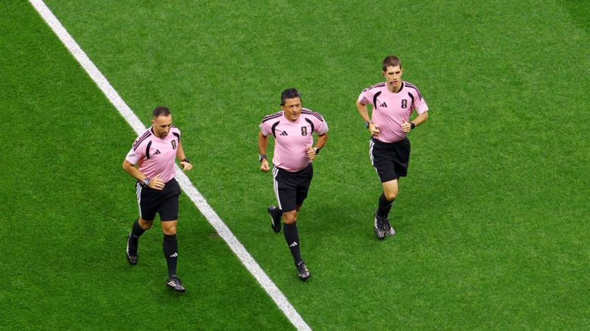 Los protagonistas ocultos del Mundial: los árbitros siguen el ritmo de los jugadores y la presión