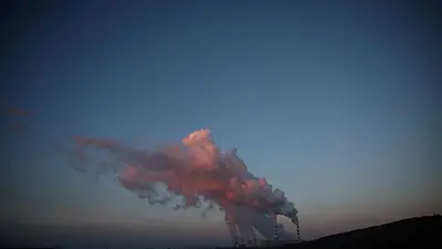 La UE prevé recortes graduales de las emisiones de CO₂ y más permisos gratuitos para la industria La UE prevé recortes graduales de las emisiones de CO₂ y más permisos gratuitos para la industria
