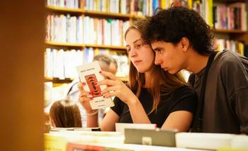 Totalmente gratis: distribuyen libros frente a una icónica plaza de CABA | Ciudad de buenos aires