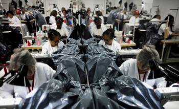Un taller de moda venezolano cambia vestidos por bolsas para cadáveres tras terremotos | Venezuela