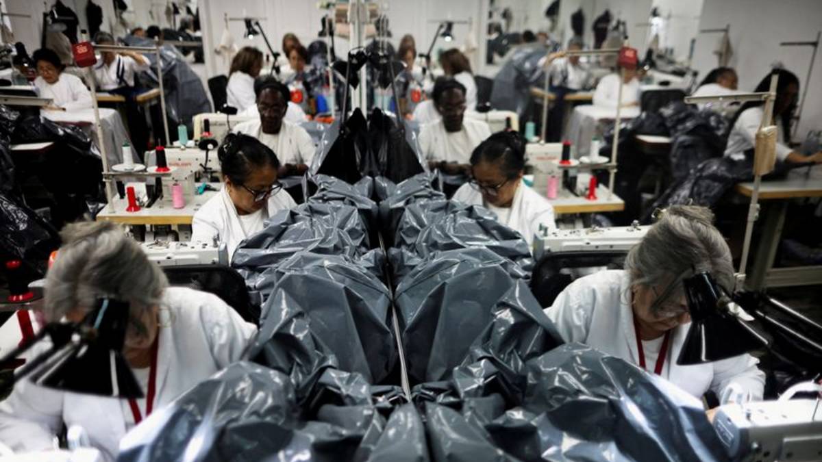 Un taller de moda venezolano cambia vestidos por bolsas para cadáveres tras terremotos
