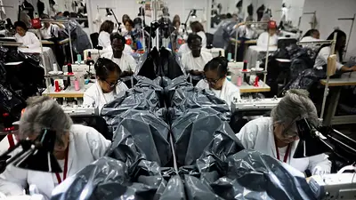 Un taller de moda venezolano cambia vestidos por bolsas para cadáveres tras terremotos Un taller de moda venezolano cambia vestidos por bolsas para cadáveres tras terremotos