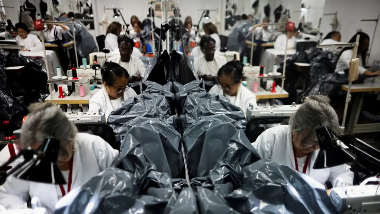 Un taller de moda venezolano cambia vestidos por bolsas para cadáveres tras terremotos
