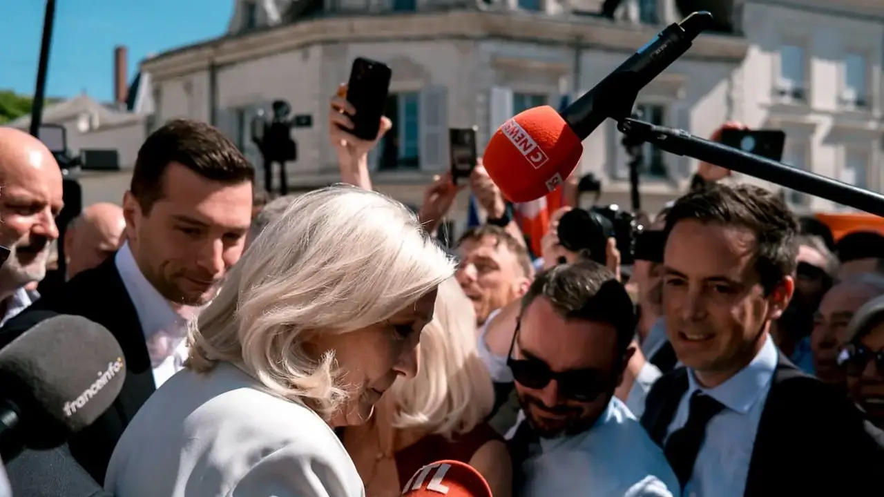 Francia: la Asamblea aprueba un "permiso para matar" para la Policía y Le Pen relanza su campaña
