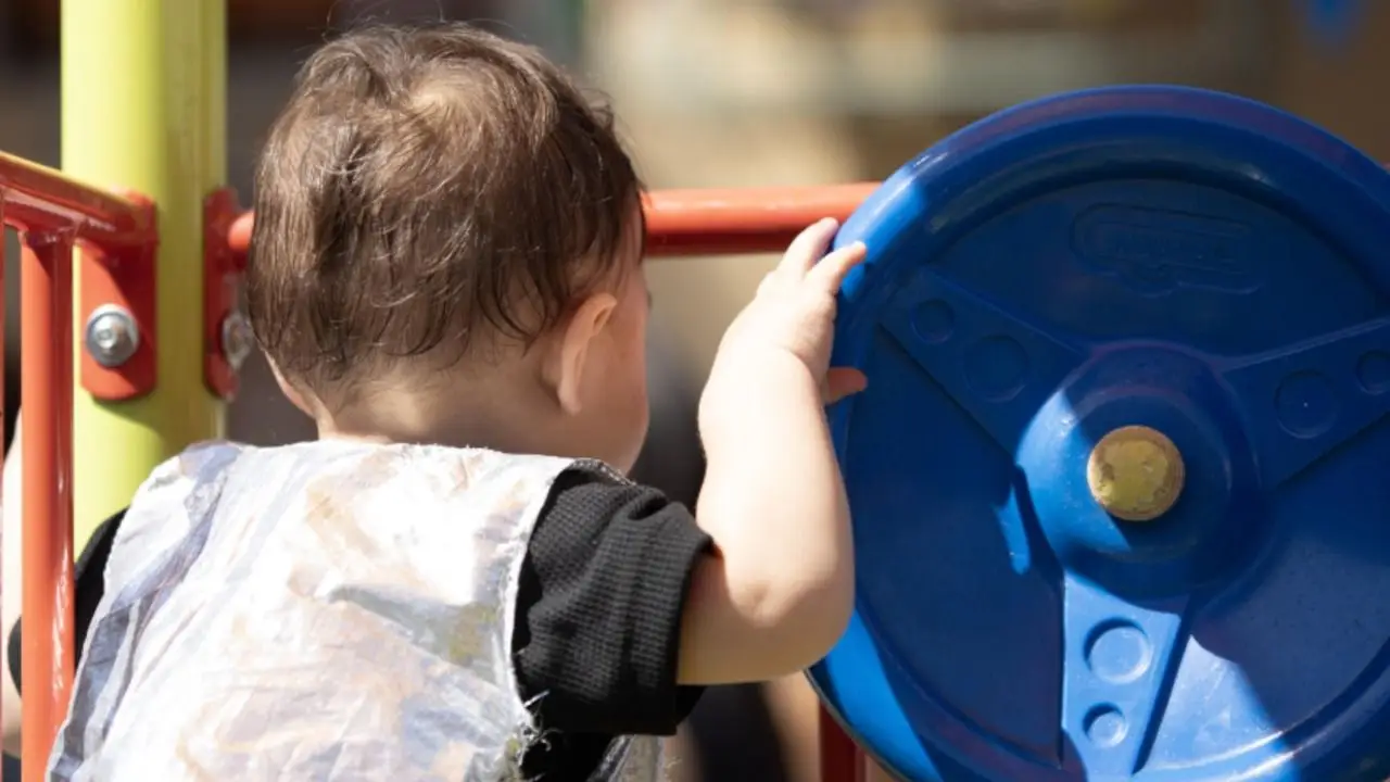 Niño jugando
