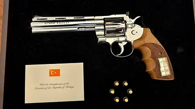 El presidente turco Erdogan regala revólveres a los líderes de la OTAN tras la cumbre El presidente turco Erdogan regala revólveres a los líderes de la OTAN tras la cumbre