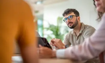 ¿Por qué quienes callan en reuniones realmente están más atentos? | Psicología