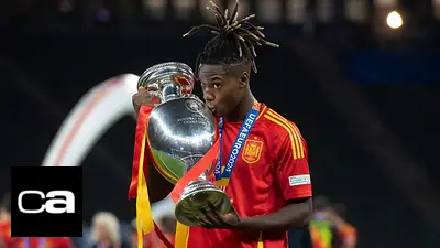 NIco Williams con copa con España NIco Williams con copa con España