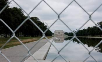 Exatleta olímpico EEUU se declara inocente de vandalismo contra estanque reflectante en Washington | Estanque