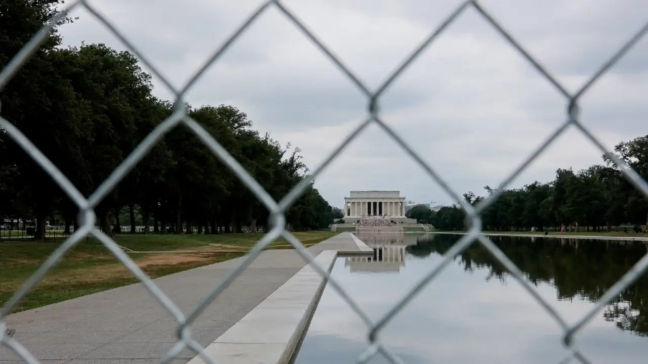 Exatleta olímpico EEUU se declara inocente de vandalismo contra estanque reflectante en Washington