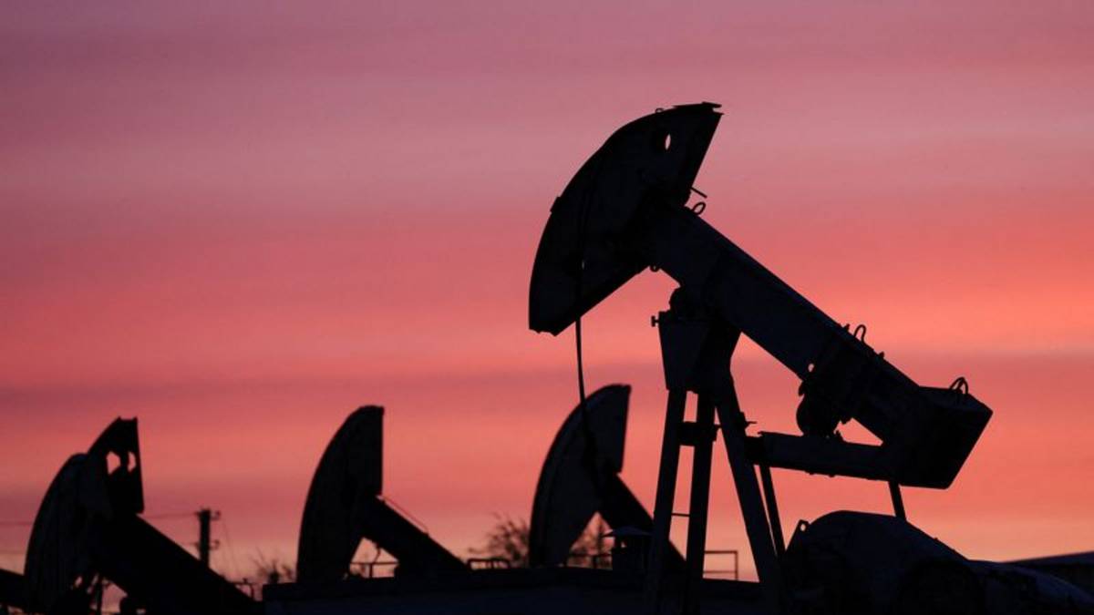 La escalada entre EEUU e Irán podría amenazar el superávit del mercado petrolero de 2027, según la AIE