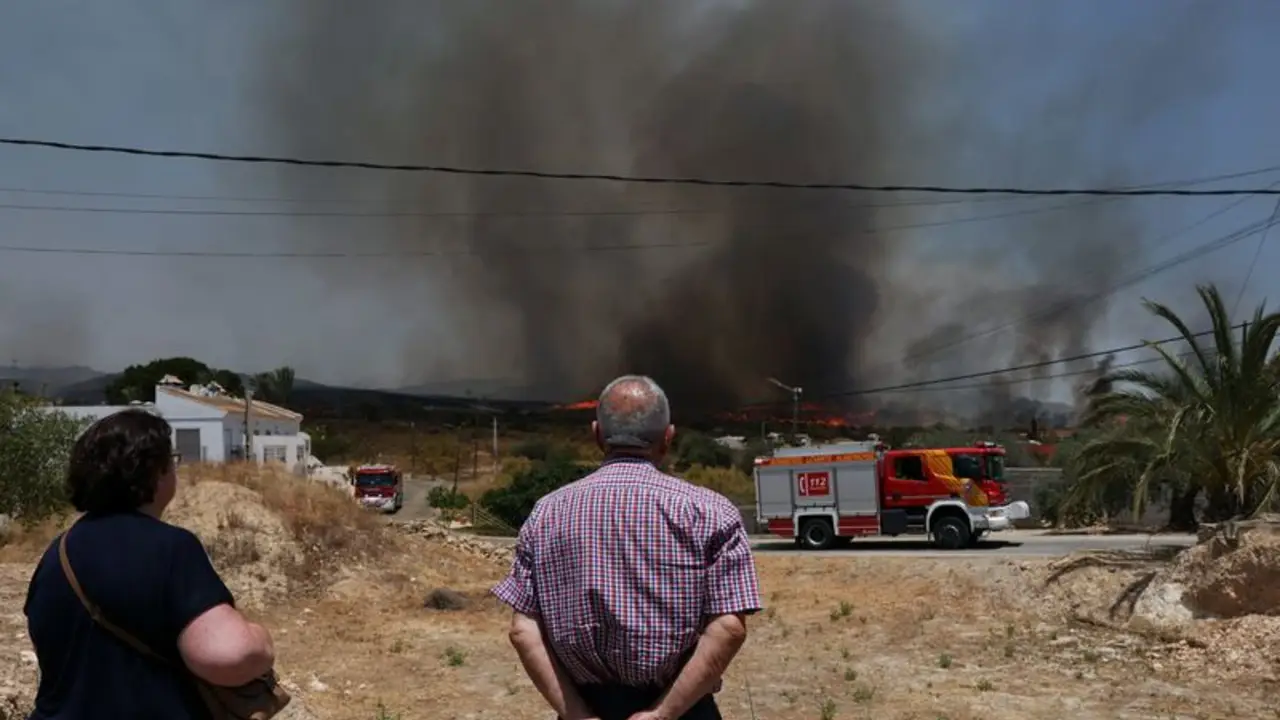 Víctimas de incendio en España mueren atrapadas en sus vehículos mientras trataban de huir