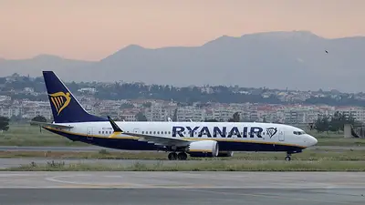 Ventanilla de avión de Ryanair se "desprendió" en vuelo, obligando a aterrizaje de emergencia en Grecia Ventanilla de avión de Ryanair se "desprendió" en vuelo, obligando a aterrizaje de emergencia en Grecia