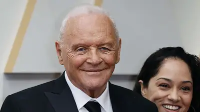 El actor Anthony Hopkins firma un contrato discográfico como compositor El actor Anthony Hopkins firma un contrato discográfico como compositor