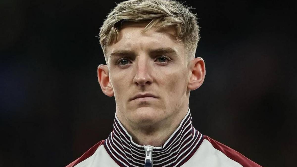Dónde juega Anthony Gordon, futbolista de Inglaterra