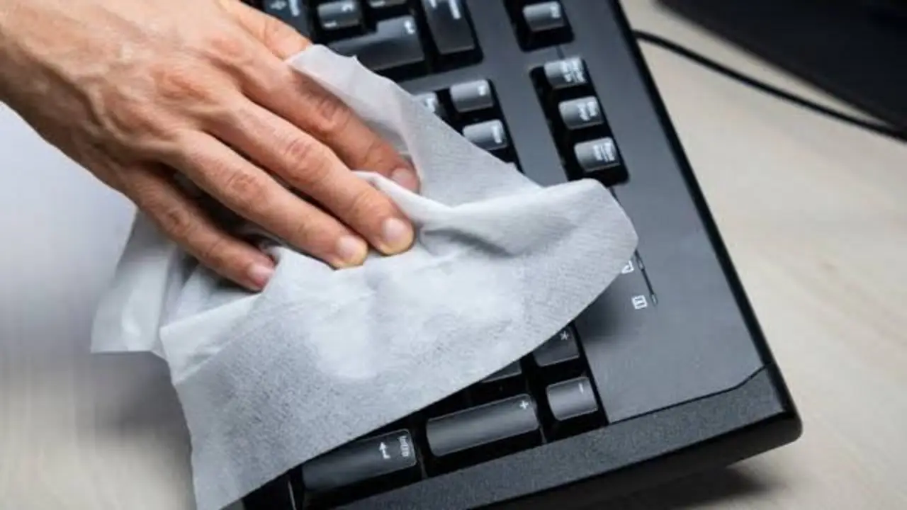 ¿Cómo limpiar el teclado con alcohol?