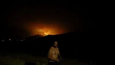 Los bomberos españoles pasan a la ofensiva contra el mortífero incendio de Almería Los bomberos españoles pasan a la ofensiva contra el mortífero incendio de Almería