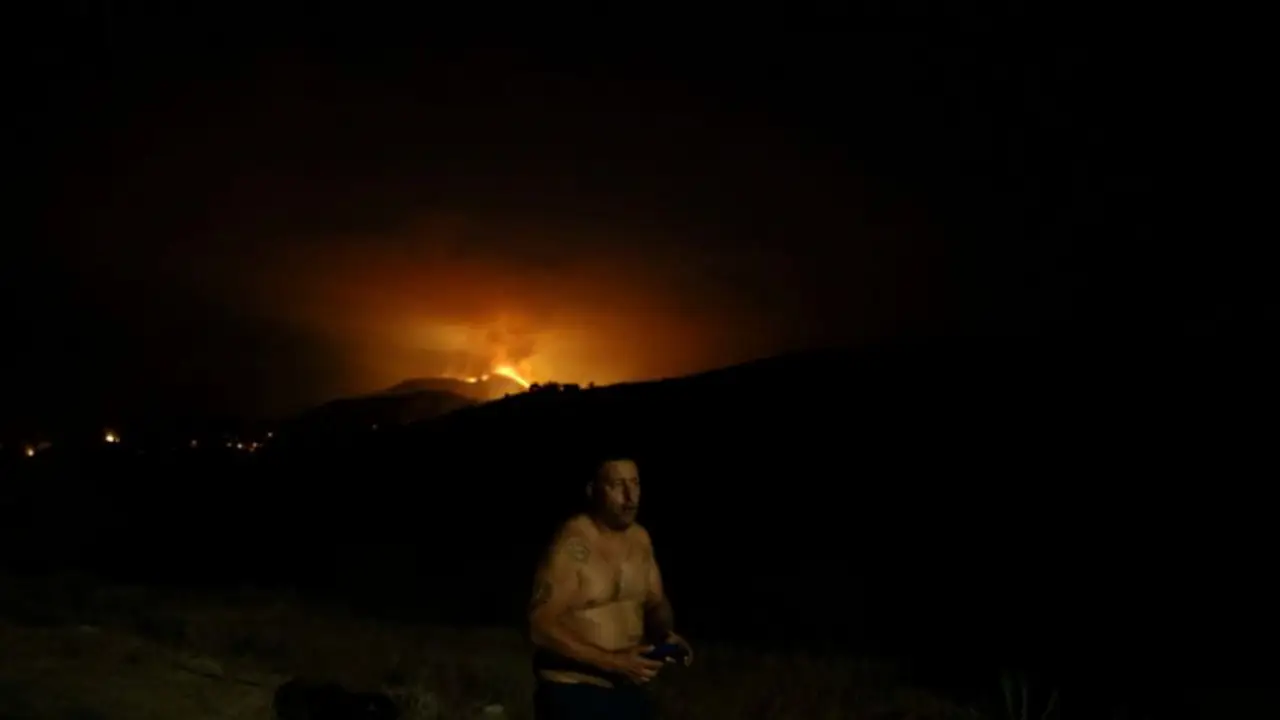 Los bomberos españoles pasan a la ofensiva contra el mortífero incendio de Almería