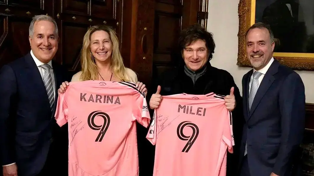 Javier y Karina Milei agasajaron a los hermanos Mas, dueños de Messi en el Inter Miami y de la constructora Pumpco, elegida para la mayor obra petrolera del lustro.