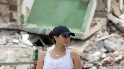 Adolescente venezolana sobreviviente de terremotos llora a sus amigos, quienes serán "jóvenes para siempre" Adolescente venezolana sobreviviente de terremotos llora a sus amigos, quienes serán "jóvenes para siempre"