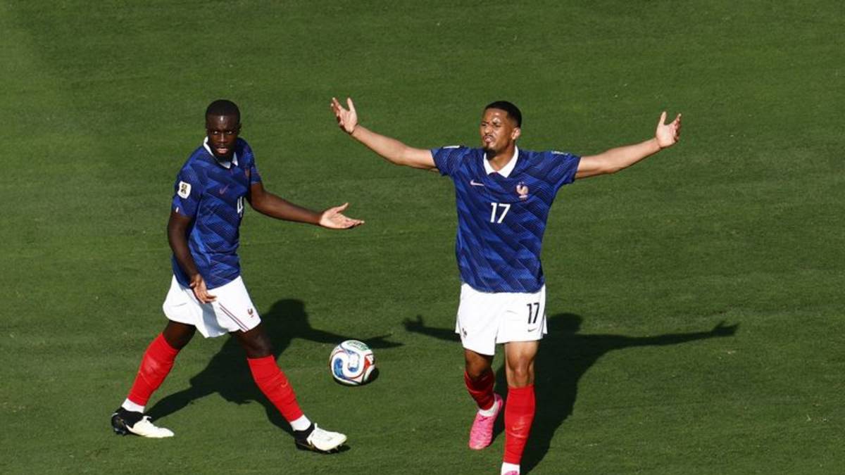 Los defensas franceses Saliba y Upamecano no participan en el entrenamiento del equipo