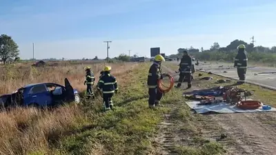 Accidente fatal en la Ruta 11: un muerto y cuatro heridos tras el choque entre un auto y un camión en Santa Fe Accidente fatal en la Ruta 11: un muerto y cuatro heridos tras el choque entre un auto y un camión en Santa Fe