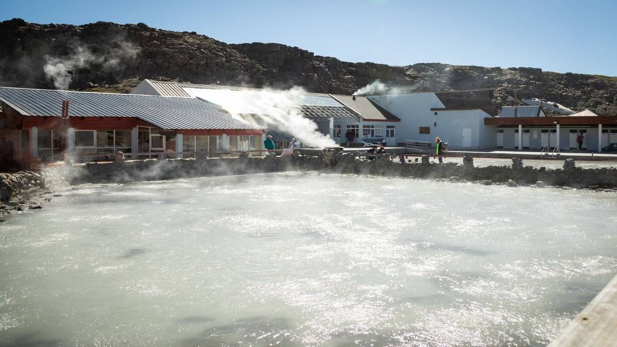 El maravilloso destino que tiene unas termas a los pies de un volcán para conocer en vacaciones de invierno