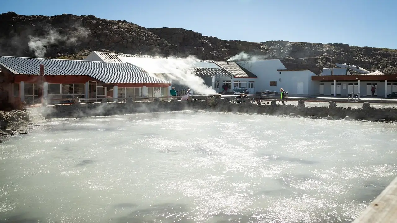 El maravilloso destino que tiene unas termas a los pies de un volcán pasa pasar las vacaciones de invierno