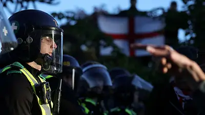 Policía británica detiene a 12 personas tras una amenaza de "extrema derecha" en un acto islámico Policía británica detiene a 12 personas tras una amenaza de "extrema derecha" en un acto islámico