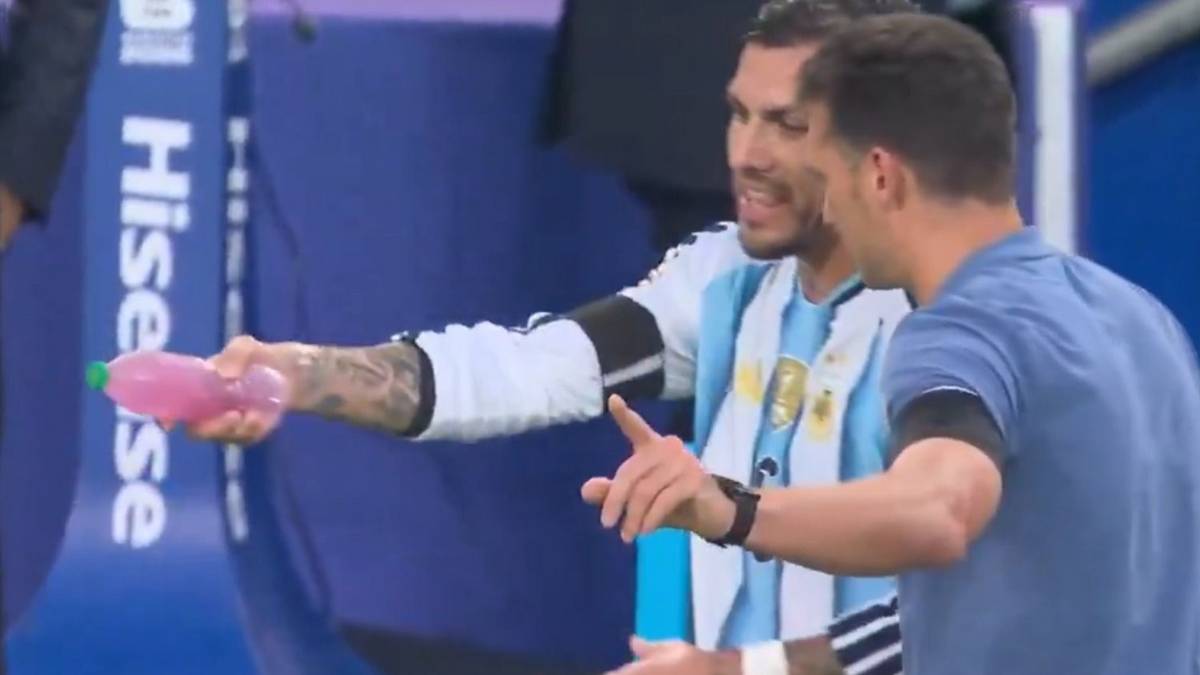 No se vio en TV: la charla entre Paredes y Scaloni que da pistas sobre un cambio vs Inglaterra
