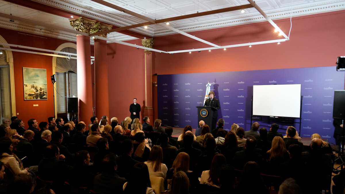 Milei reunió a su tropa legislativa para explicar su reforma del BCRA: "No se habló de plazos"