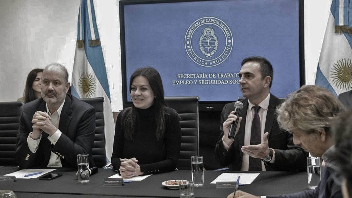 Reforma laboral: naufraga la renegociación de convenios por exceso de regulaciones de Sturzenegger