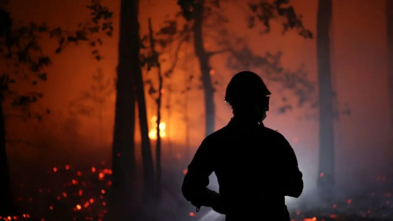 Los bomberos intentan controlar el incendio de Fontainebleau, cerca de París