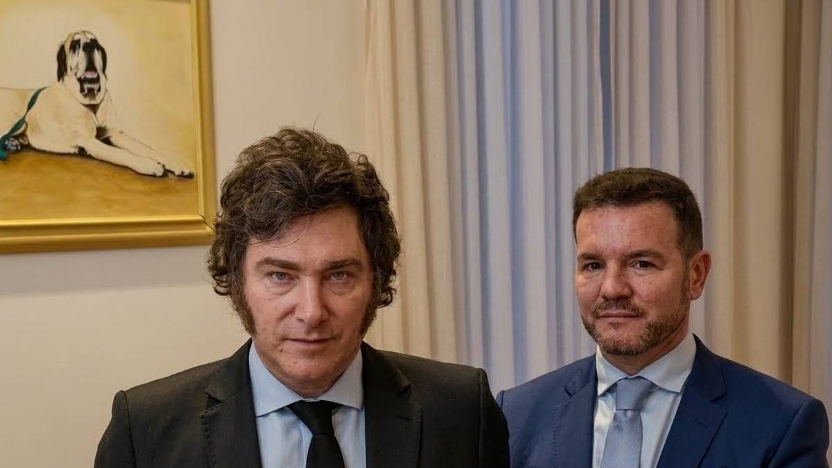 Milei echó a un funcionario tras una feroz interna en la Embajada argentina en España