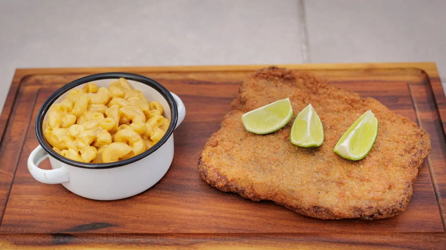 Milanesa con mac and cheese