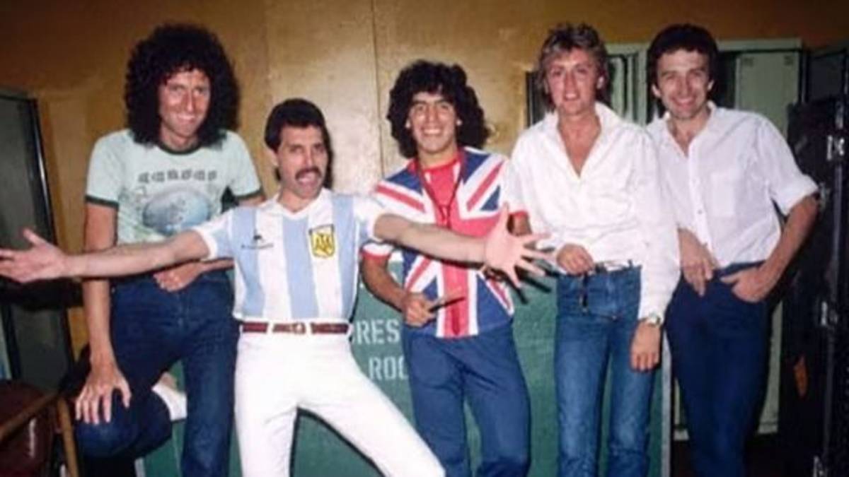 Diego con la camiseta inglesa y Freddie con la argentina: la historia detrás de la icónica foto