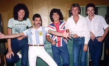 La historia detrás de la icónica foto de Maradona y Freddie Mercury en Vélez | Música