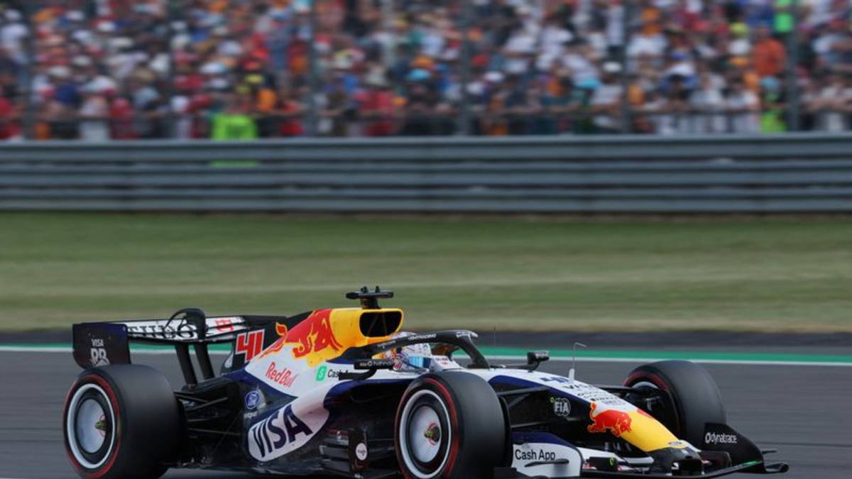 Lindblad, debutante en la F1, recibe su primera clase de conducción ante la inminente carrera de Spa