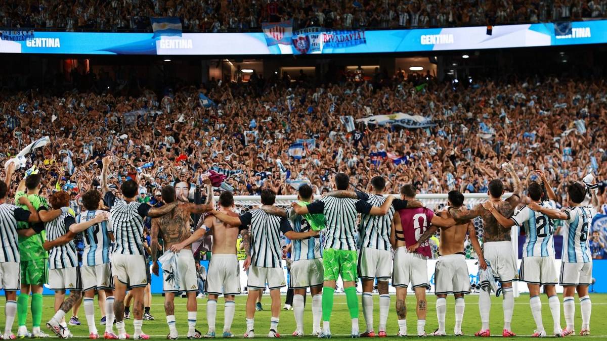 "El que no salta es un inglés": origen y qué significa la histórica canción vs. Inglaterra